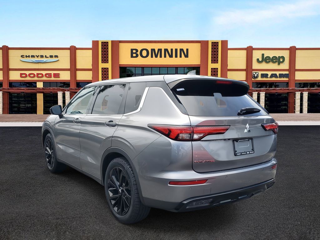 2022 Mitsubishi Outlander SE photo 2
