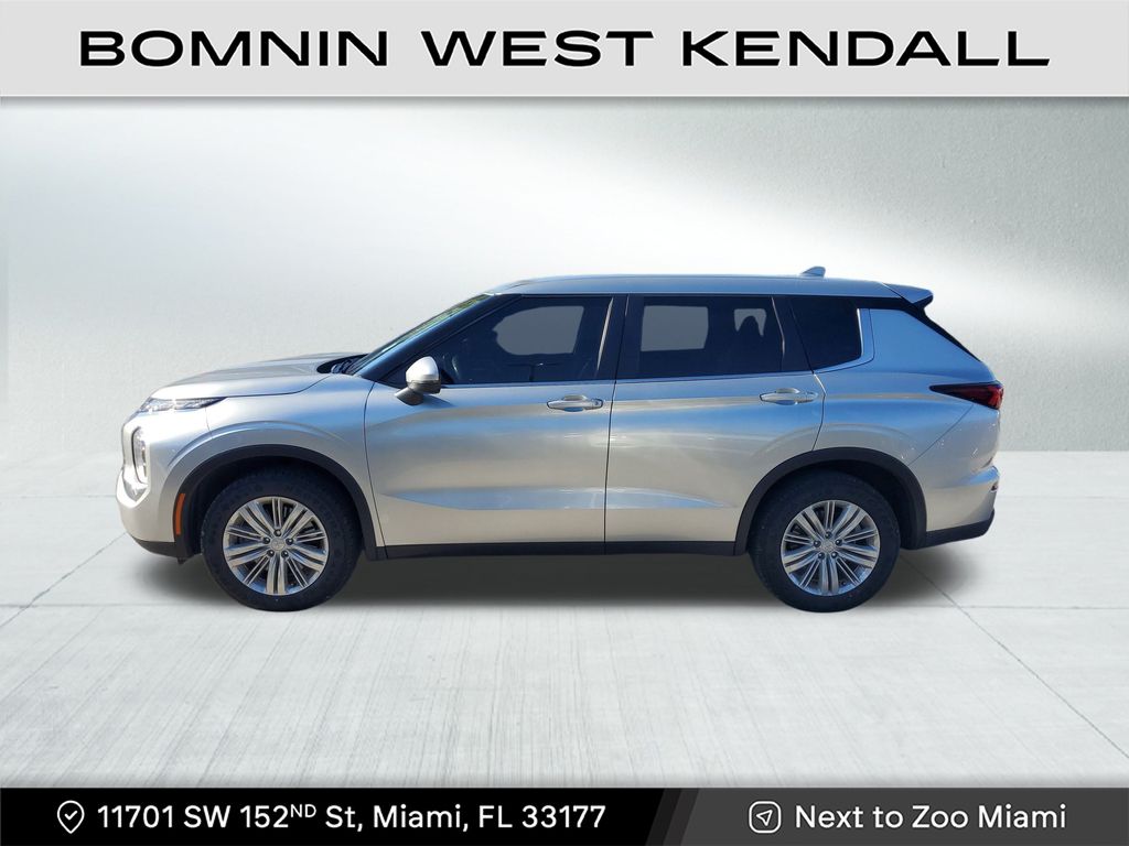 2024 Mitsubishi Outlander ES photo 3