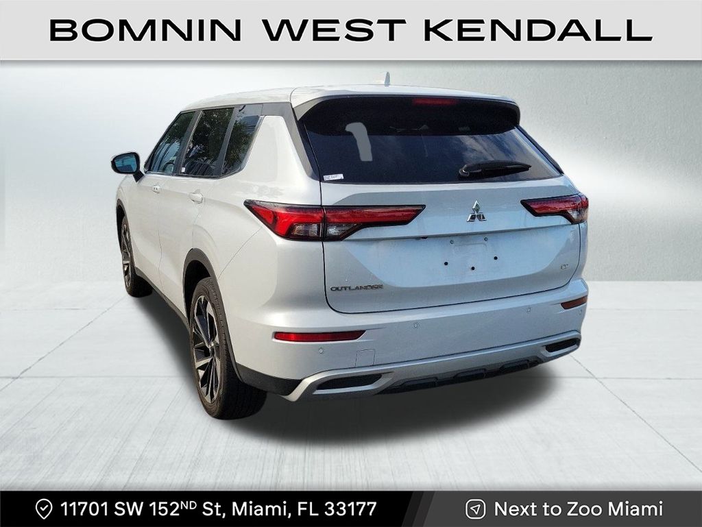 2024 Mitsubishi Outlander SE photo 3