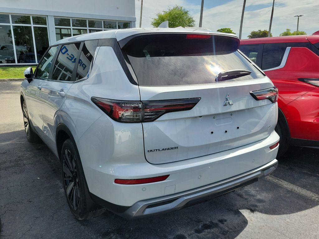 2025 Mitsubishi Outlander SE photo 3