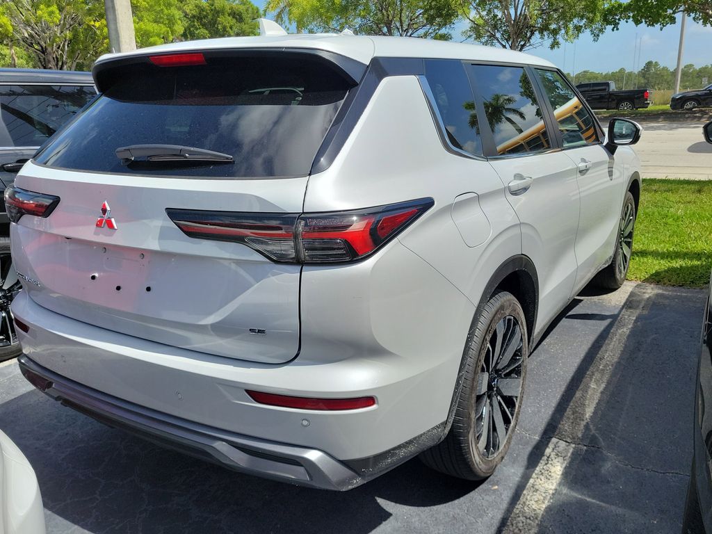 2025 Mitsubishi Outlander SE photo 4