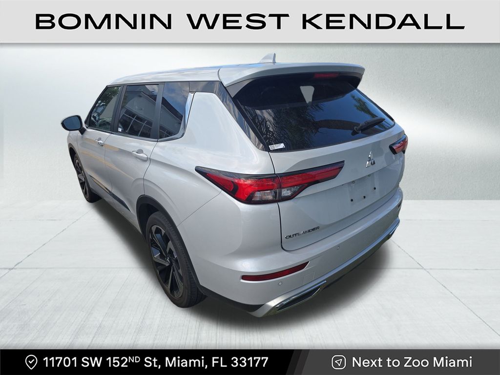 2022 Mitsubishi Outlander SE photo 3