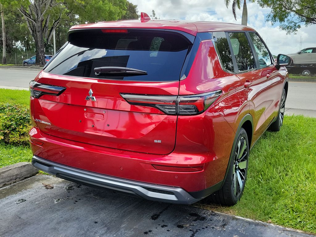 2025 Mitsubishi Outlander SE photo 3