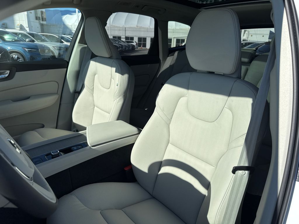 2025 Volvo XC60 Plus - Photo 10