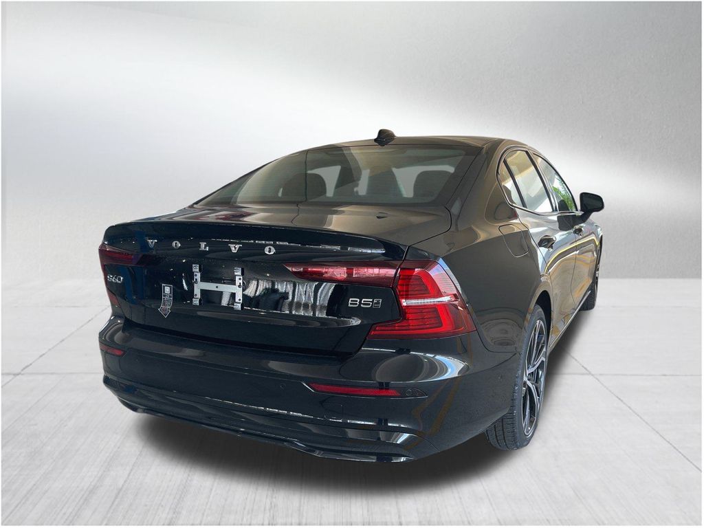 2025 Volvo S60 B5 Plus photo 4