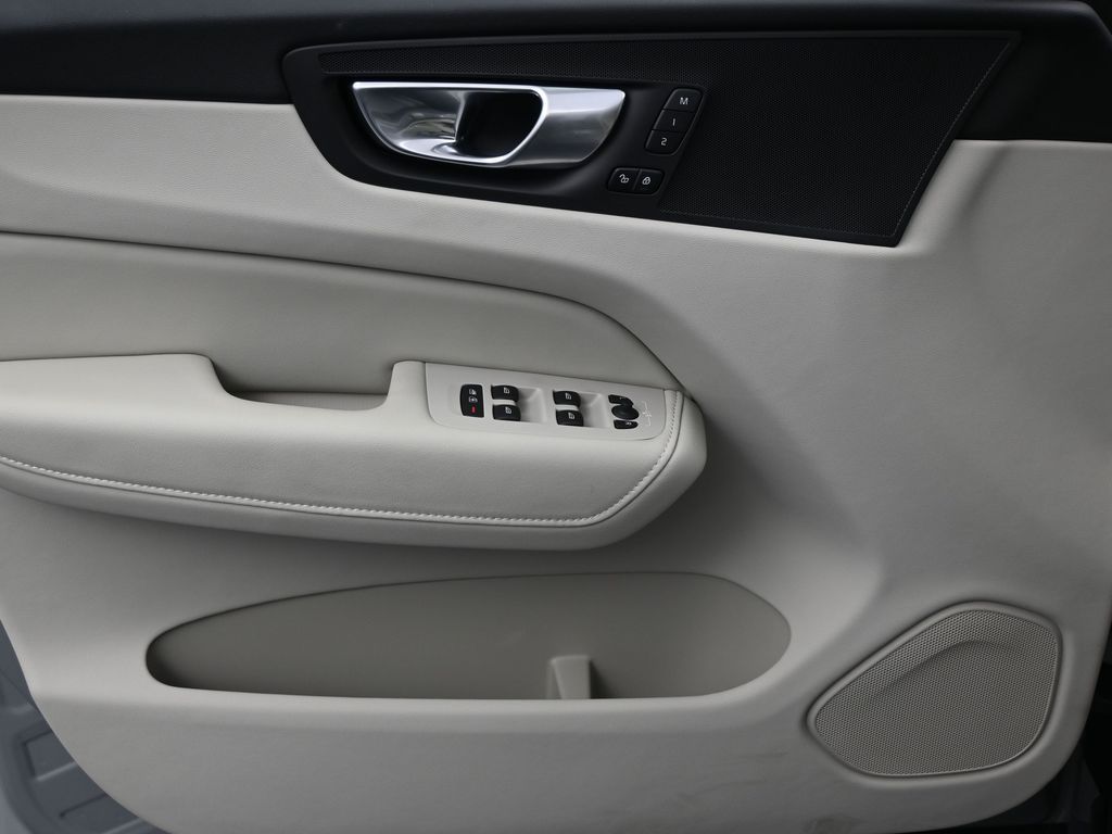 2025 Volvo XC60 Plus - Photo 10