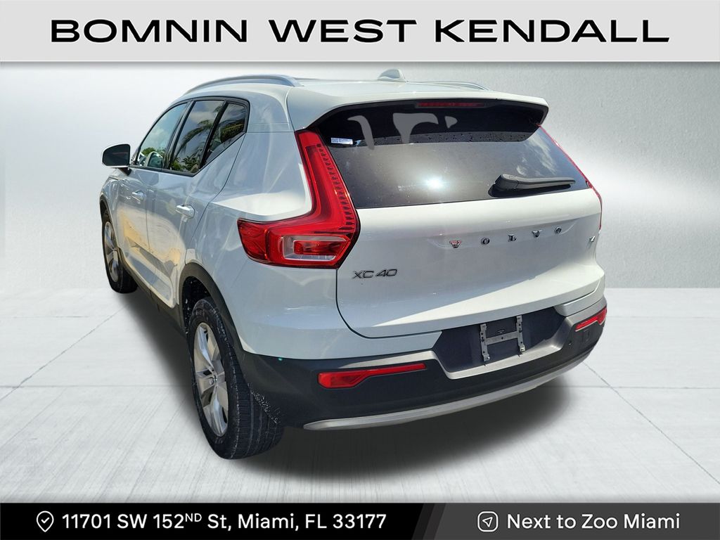 2020 Volvo XC40 Momentum photo 2