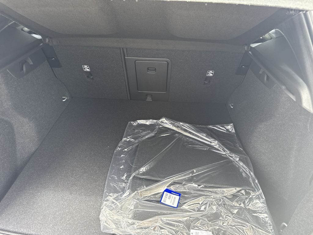 New 2026 Volvo XC40 B5 Core SUV