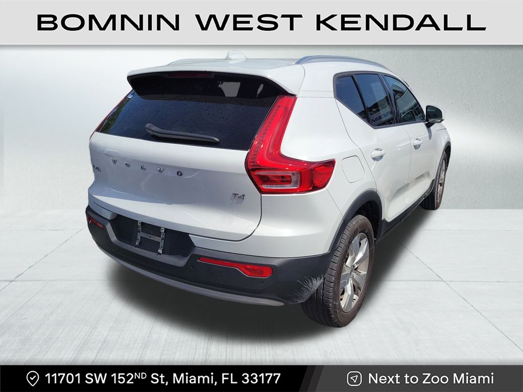 2020 Volvo XC40 Momentum photo 3