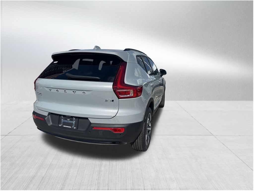 2026 Volvo XC40 Plus photo 4