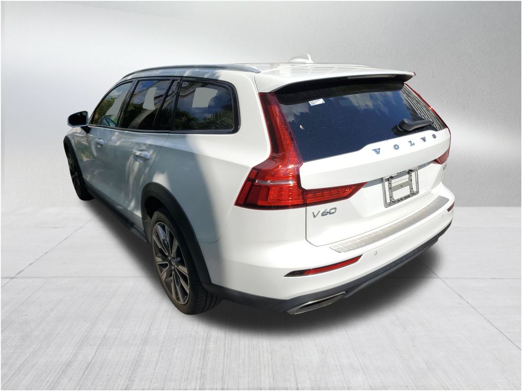 2022 Volvo V60 Cross Country T5 photo 3