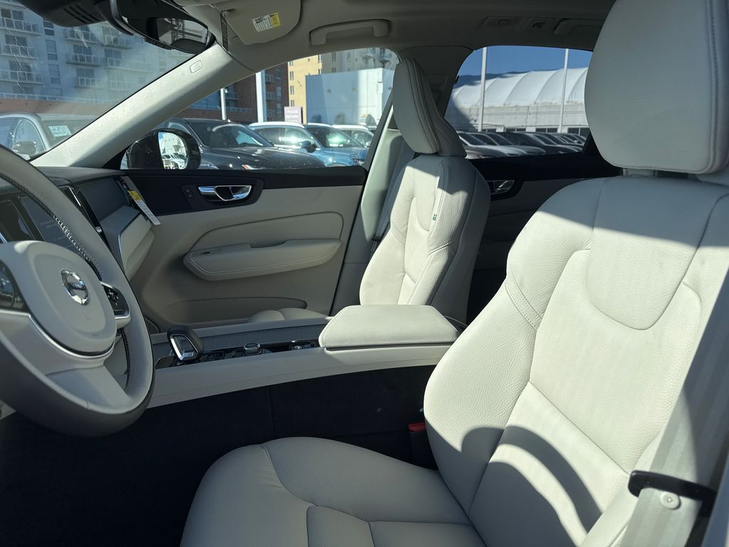 2025 Volvo XC60 Plus - Photo 11