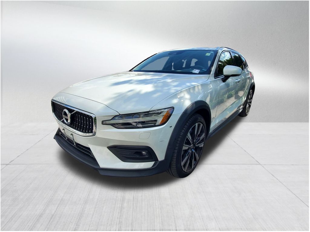 2022 Volvo V60 Cross Country T5 photo 2