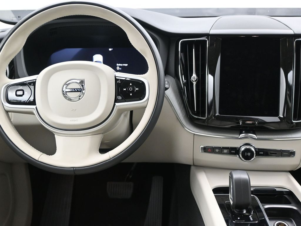 2025 Volvo XC60 Plus - Photo 12