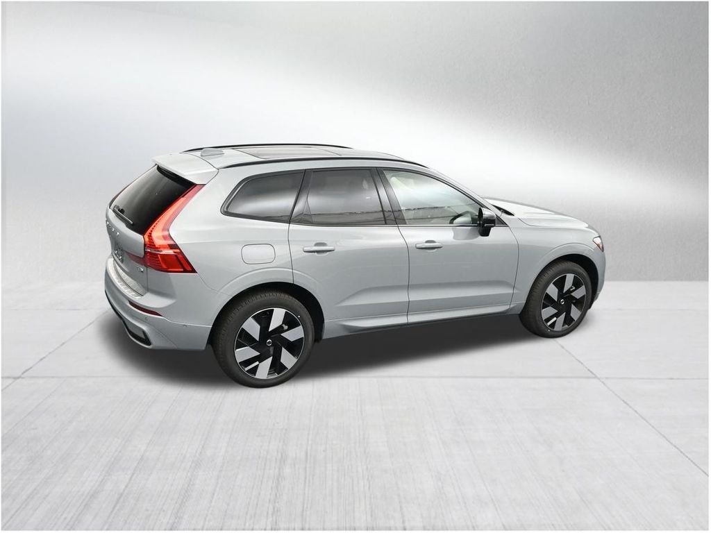 2025 Volvo XC60 Plus - Photo 18