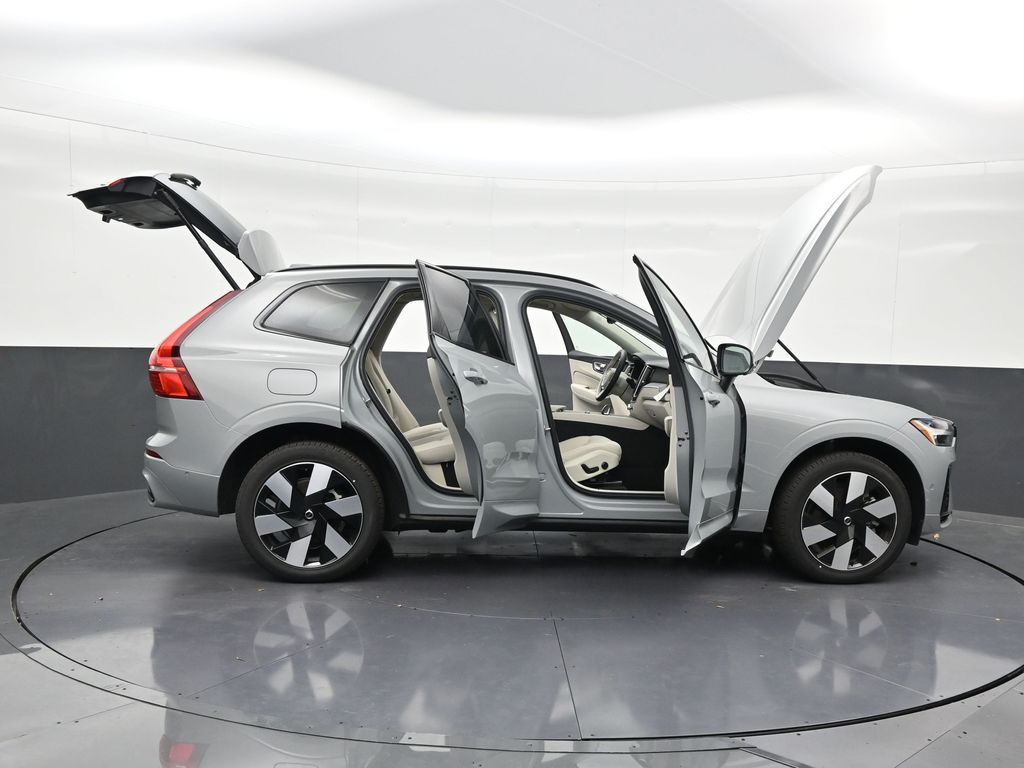 2025 Volvo XC60 Plus - Photo 30