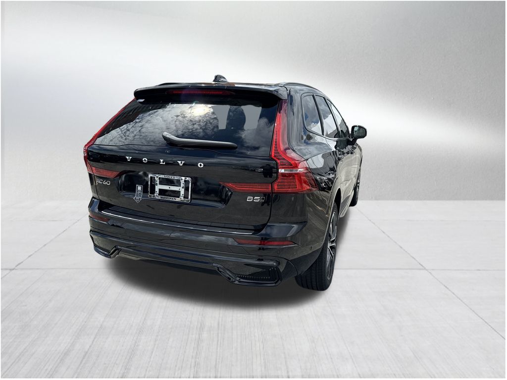 2025 Volvo XC60 B5 Plus photo 4