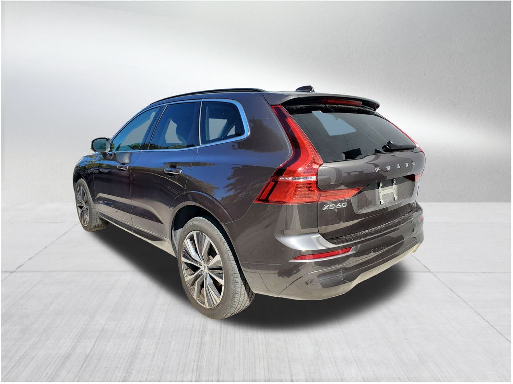2022 Volvo XC60 B5 Momentum photo 3