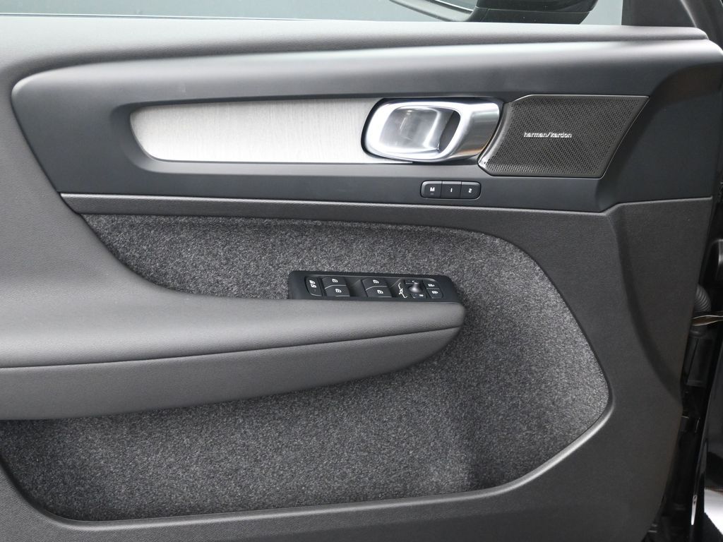 2026 Volvo XC40 Ultra - Photo 10