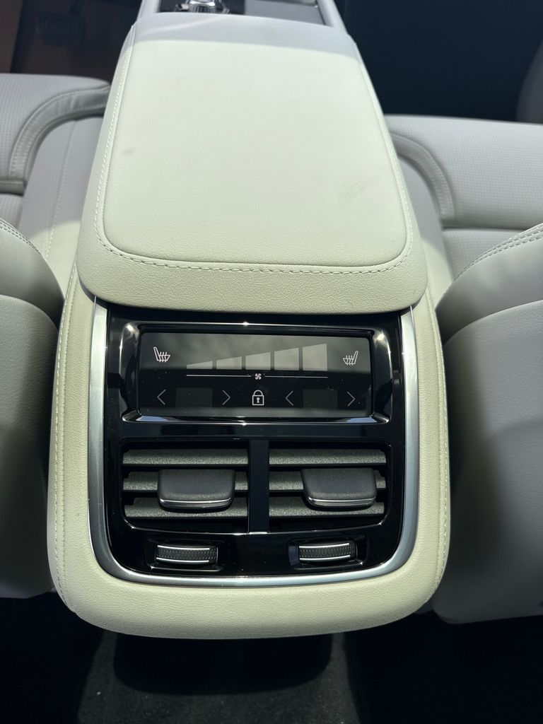 2026 Volvo XC90 Ultra - Photo 9