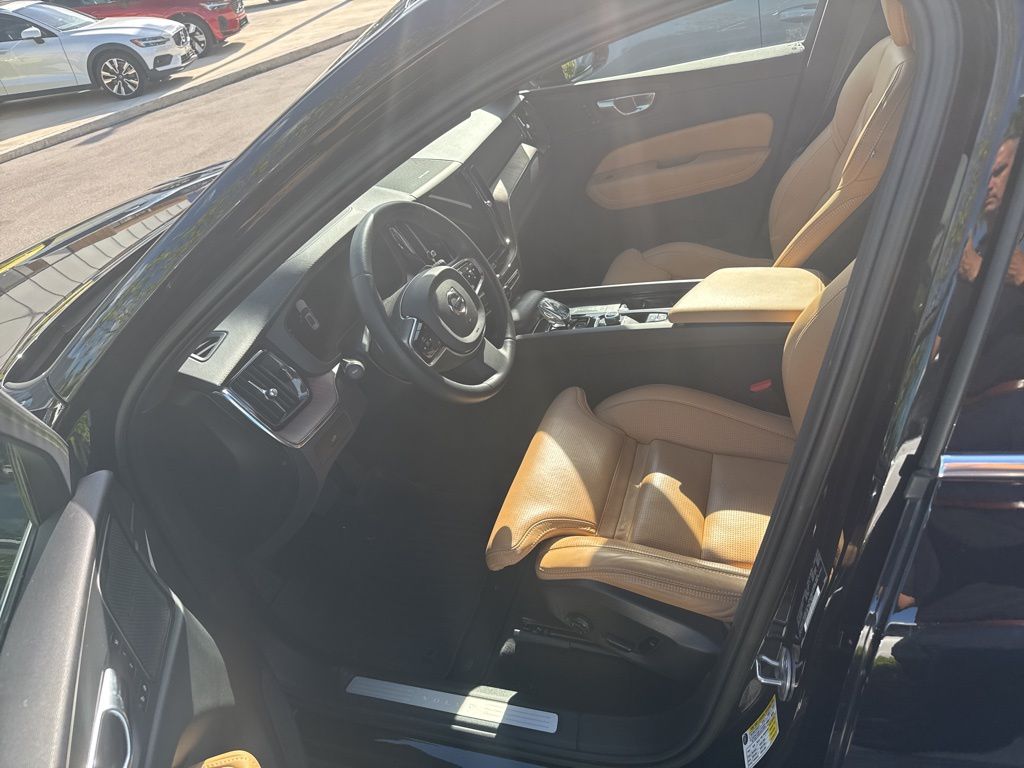 2023 Volvo XC60 B5 Ultimate photo 2