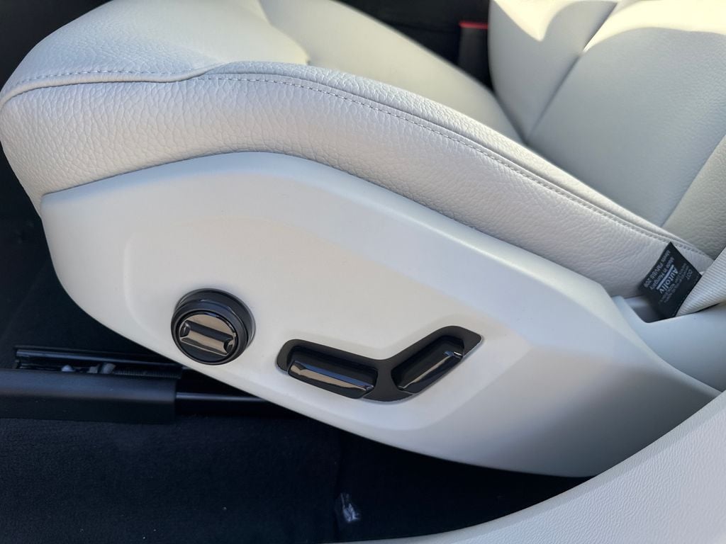 2025 Volvo XC60 Plus - Photo 9