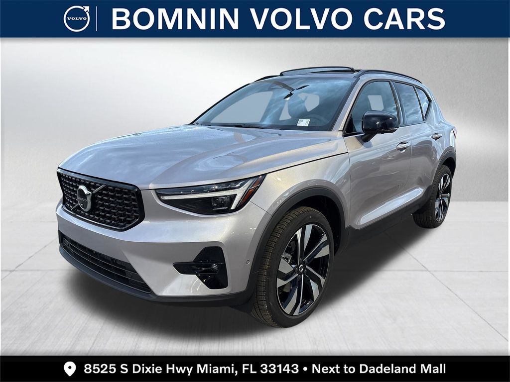 2026 Volvo XC40 B4 Plus Dark FWD's photo