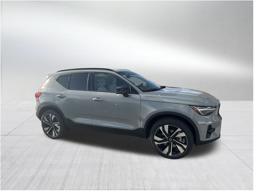 2026 Volvo XC40 Plus photo 3