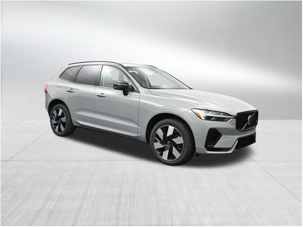 2025 Volvo XC60 Plus - Photo 7