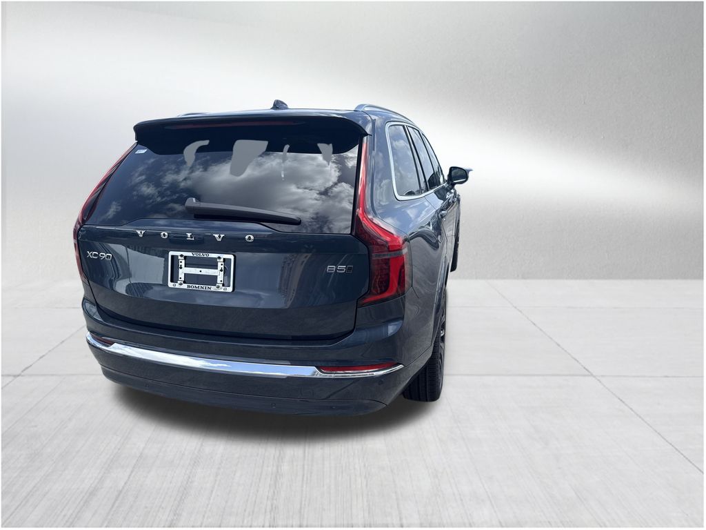 2026 Volvo XC90 B5 Core photo 4