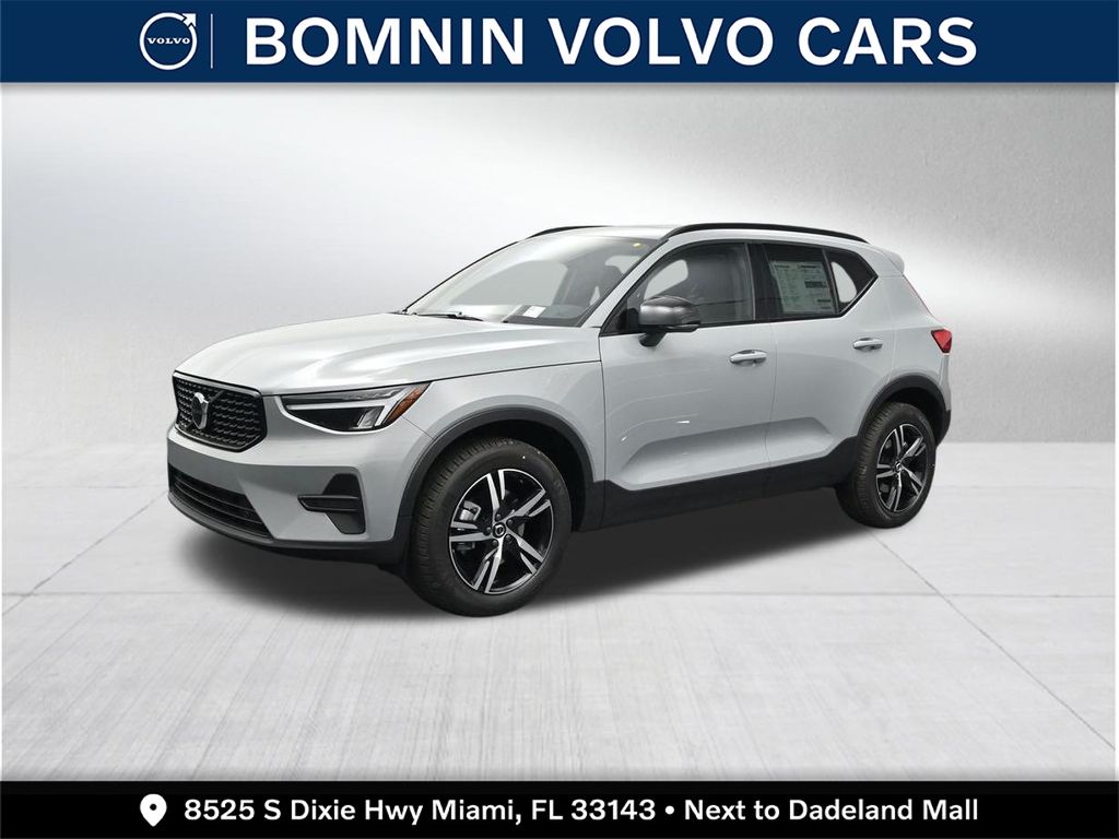 2026 Volvo XC40 B5 Core Dark AWD's photo