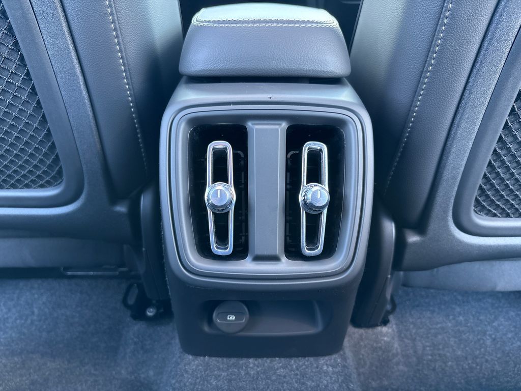 2026 Volvo XC40 Ultra - Photo 13