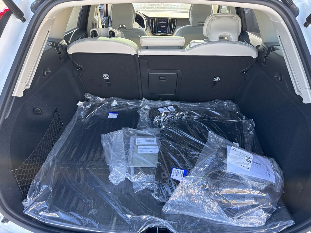 2025 Volvo XC60 Plus - Photo 5