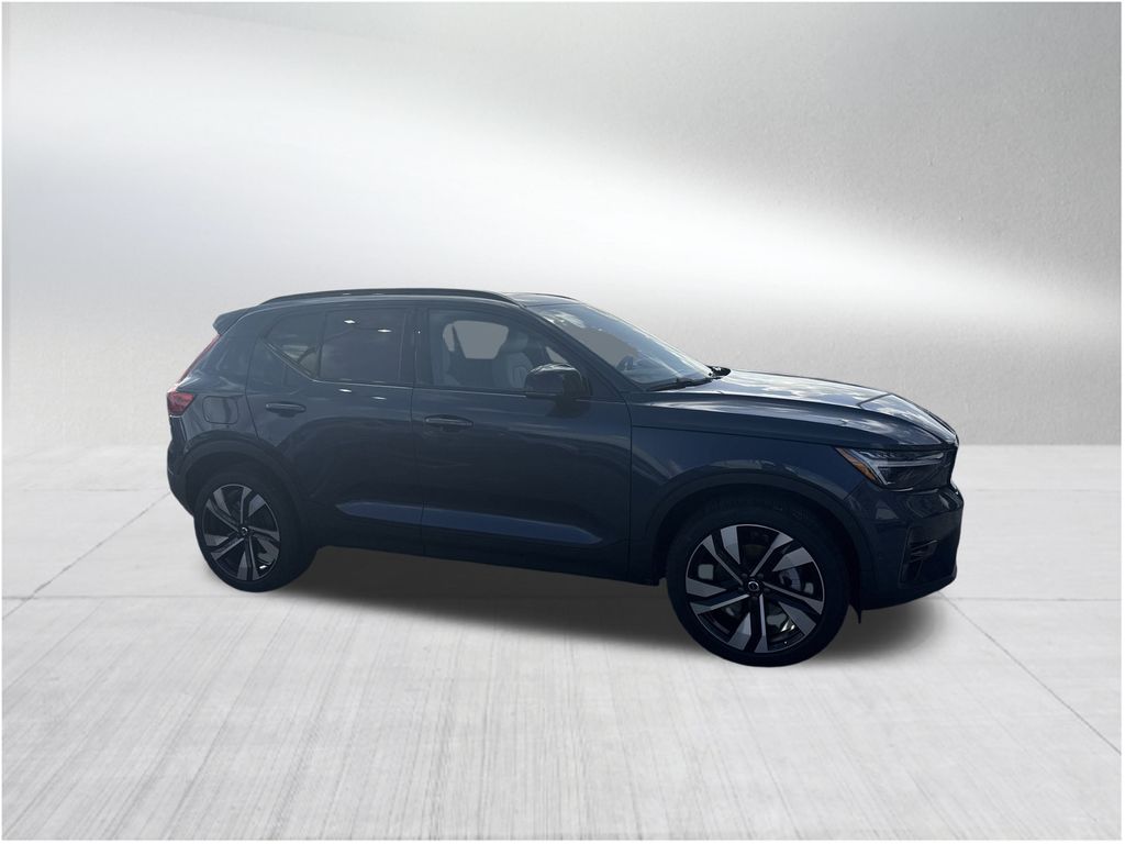 2026 Volvo XC40 Plus photo 3