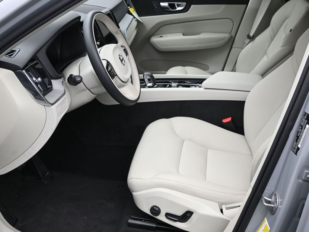2025 Volvo XC60 Plus - Photo 11