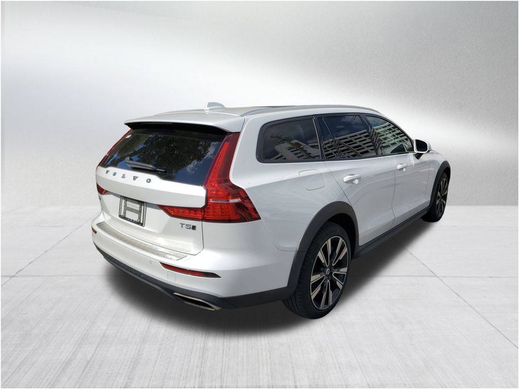 2022 Volvo V60 Cross Country T5 photo 4