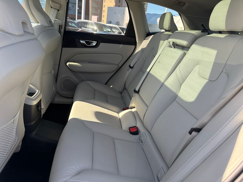 2025 Volvo XC60 Plus - Photo 6