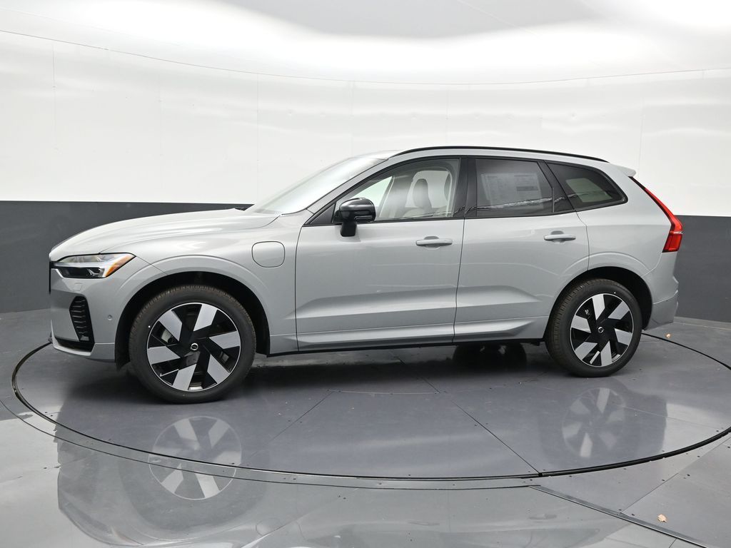 2025 Volvo XC60 Plus - Photo 2
