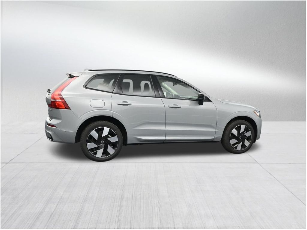2025 Volvo XC60 Plus - Photo 6