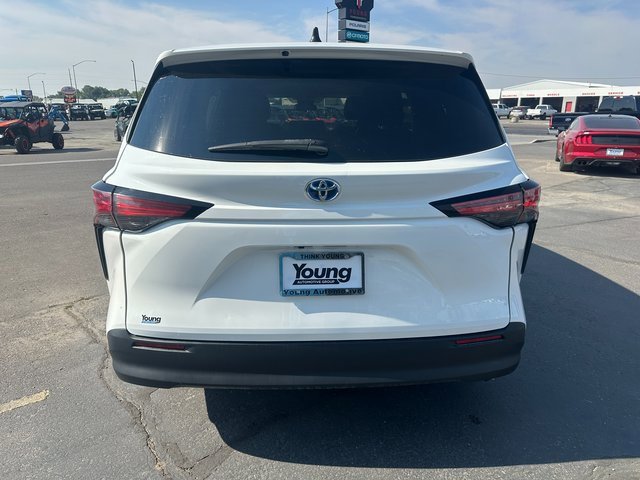 2022 Toyota Sienna LE photo 4