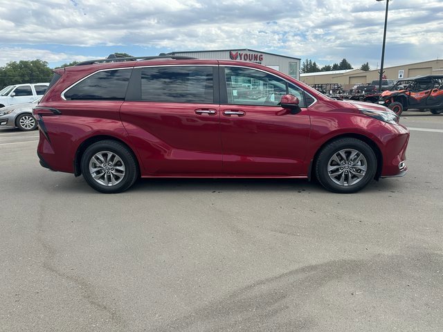 2022 Toyota Sienna XLE photo 2