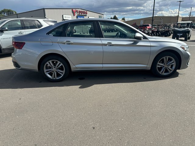 2024 Volkswagen Jetta SE photo 2