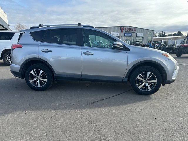 2016 Toyota RAV4 XLE photo 2