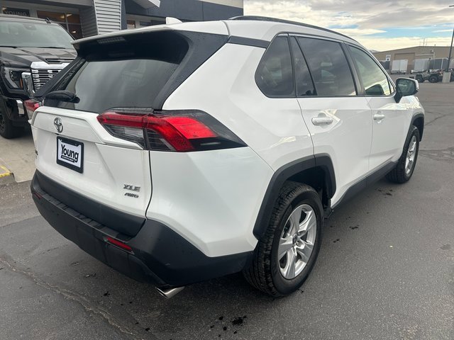 2020 Toyota RAV4 XLE photo 3