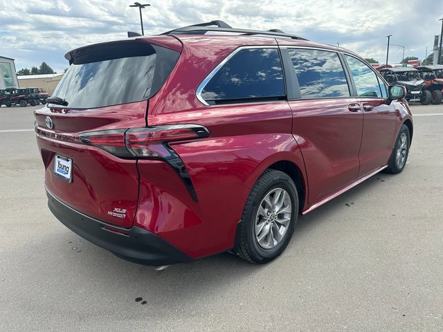 2022 Toyota Sienna XLE photo 3