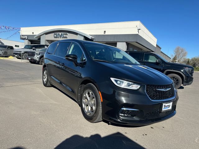 2024 Chrysler Pacifica Limited's photo