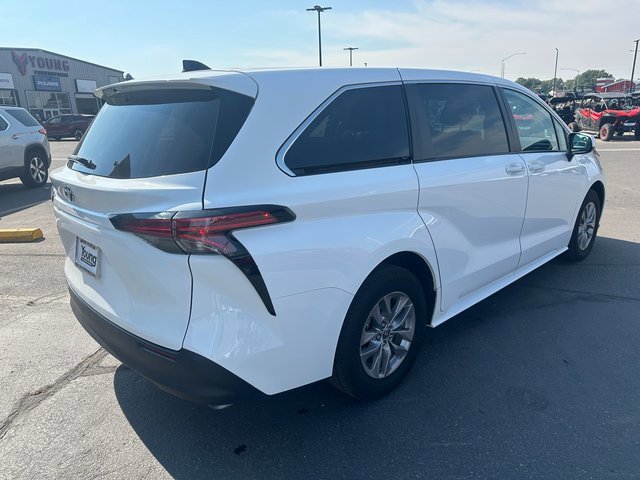 2022 Toyota Sienna LE photo 3