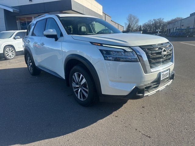 2024 Nissan Pathfinder SL's photo