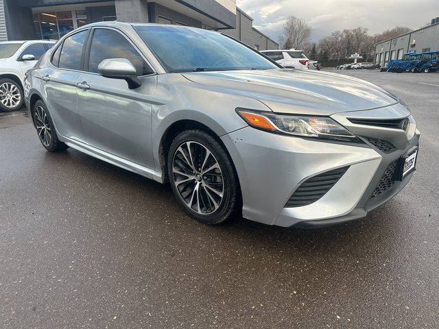 2018 Toyota Camry SE's photo