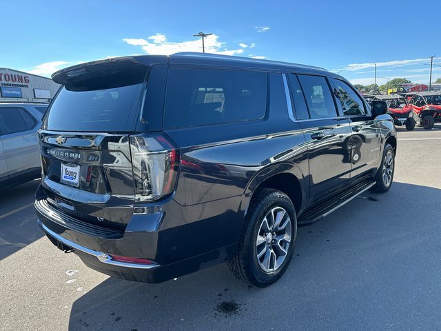 2025 Chevrolet Suburban LT photo 2